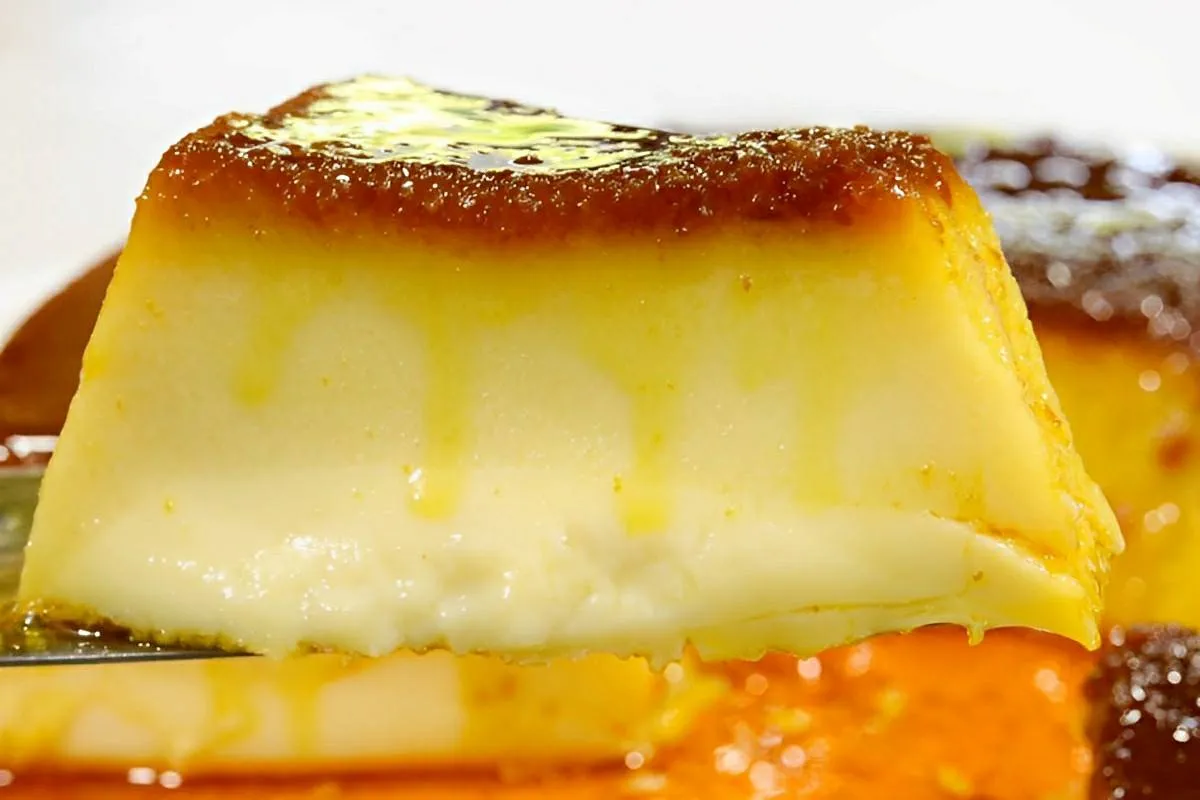 Pudim de pão fácil basta bater os ingredientes e levar para assar em banho-maria