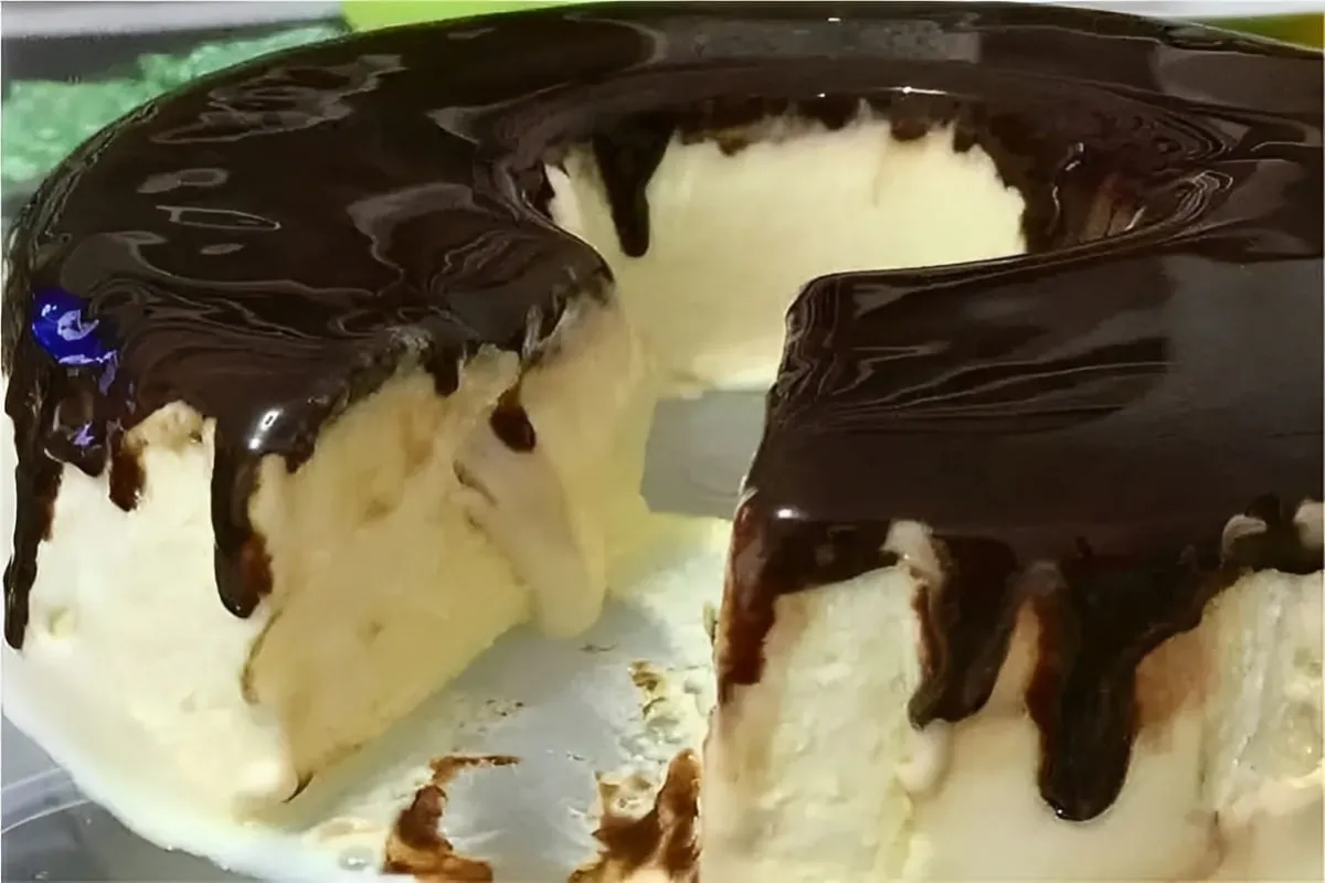 Pudim de sorvete com calda de chocolate uma sobremesa deliciosa para todos os dias