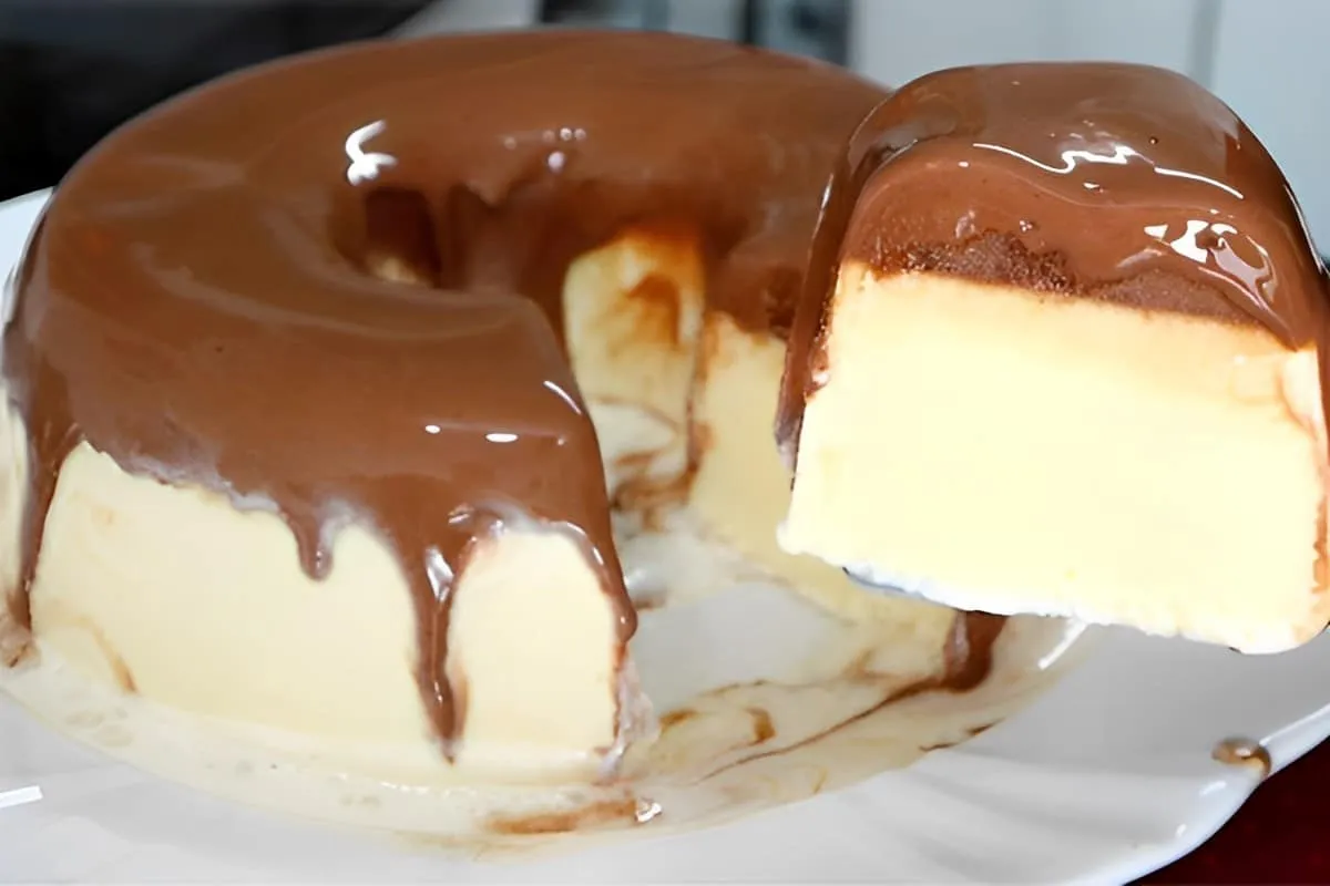 Pudim de sorvete com calda de chocolate uma sobremesa gelada fácil e deliciosa