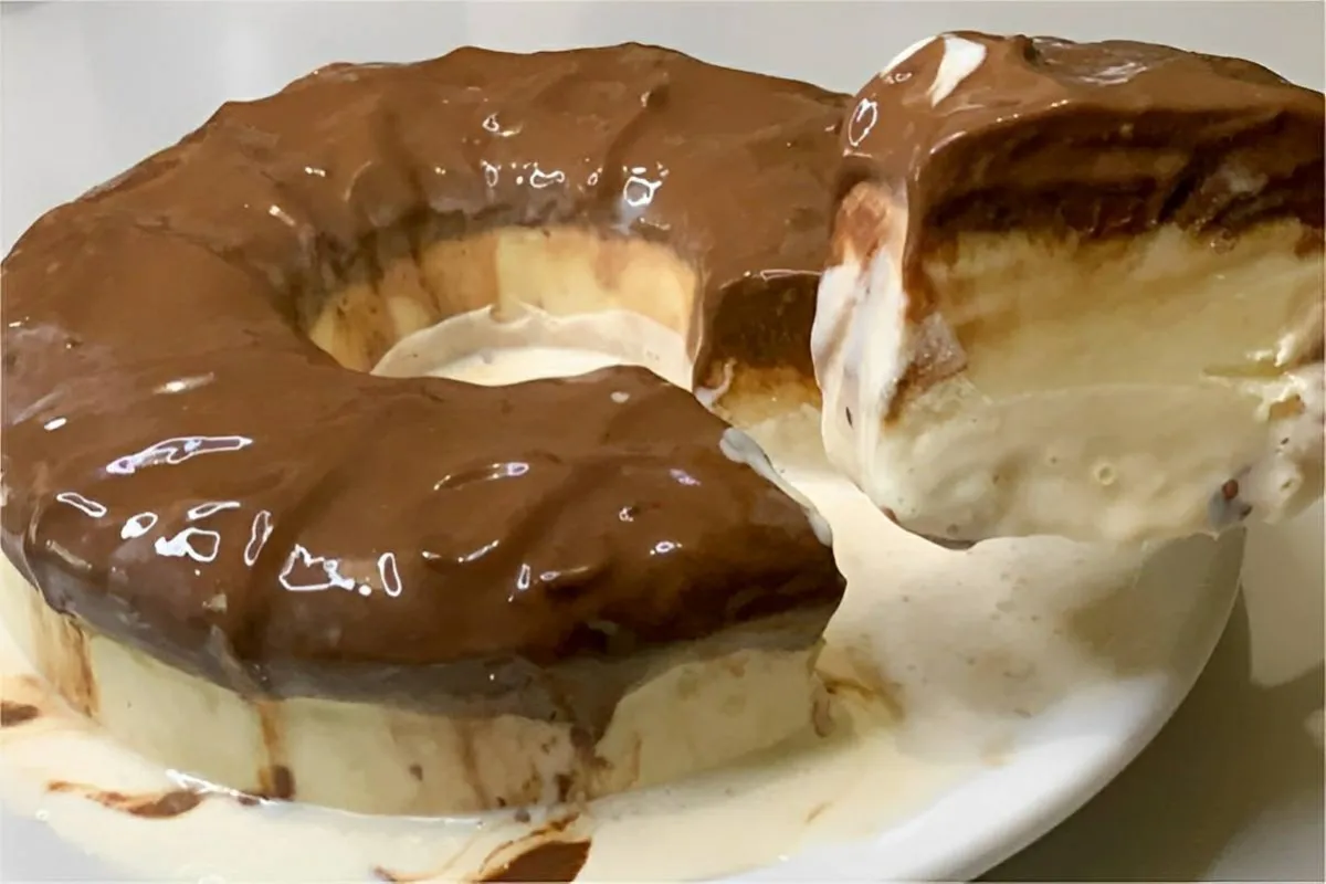 Pudim de sorvete com calda de chocolate uma sobremesa maravilhosa que é a cara do natal