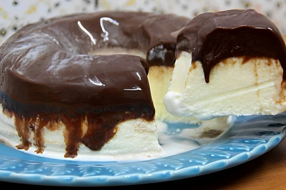 Pudim de sorvete com coco uma sobremesa deliciosa e refrescante para o dia das mães