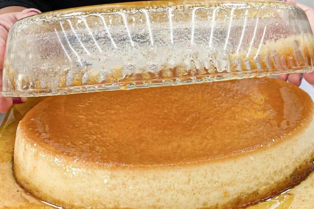 Pudim na travessa bem cremoso uma sobremesa de liquidificador que é sucesso sempre