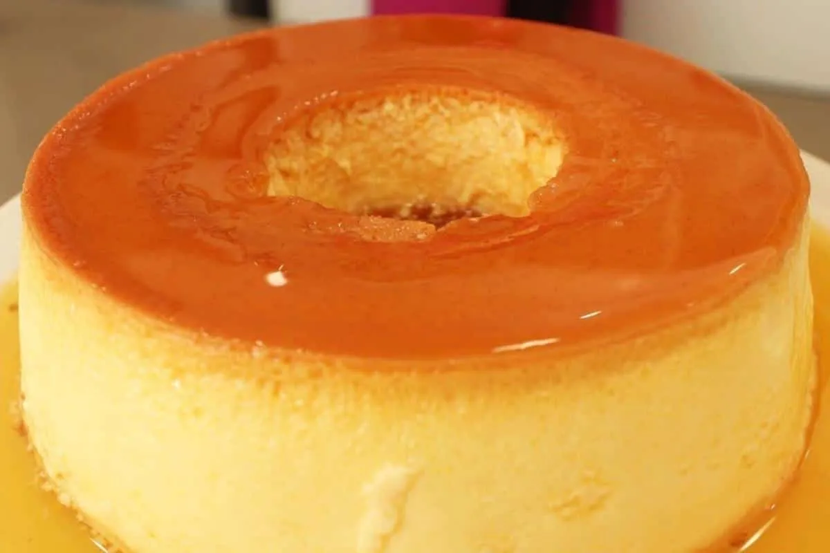 Pudim sem leite condensado: leve e cremoso que desenforma super fácil