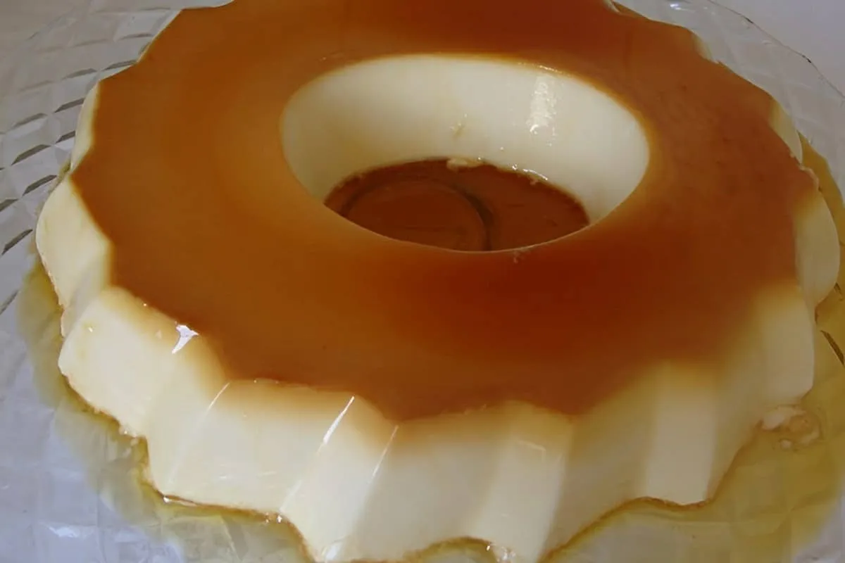 Pudim sem ovos que não vai ao forno cremoso delicioso e fácil de fazer