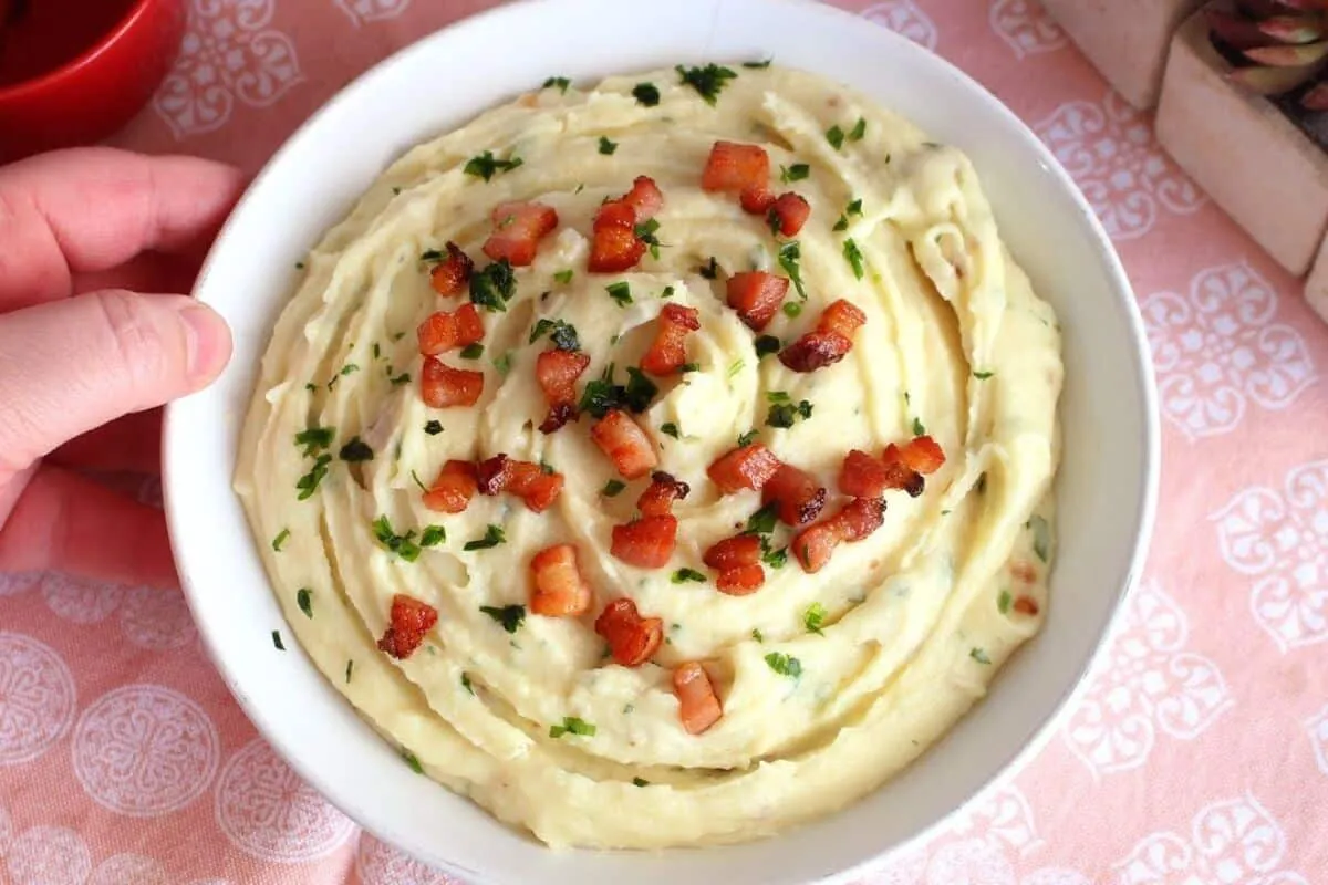 Purê de batatas especial com toque caseiro que combina com qualquer prato e deixa tudo mais cremoso