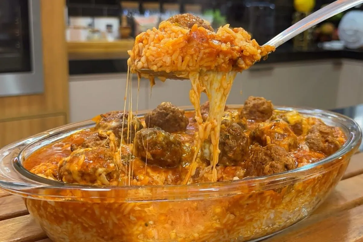 Quando você aprender a fazer esse arroz com almôndegas vai se apaixonar