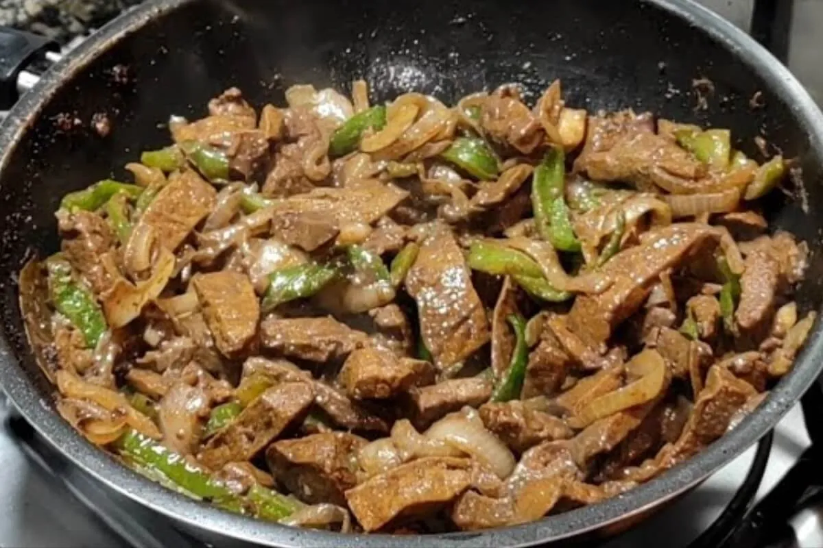 Quando vou para casa da minha mãe peço para ela fazer esse fígado acebolado delicioso