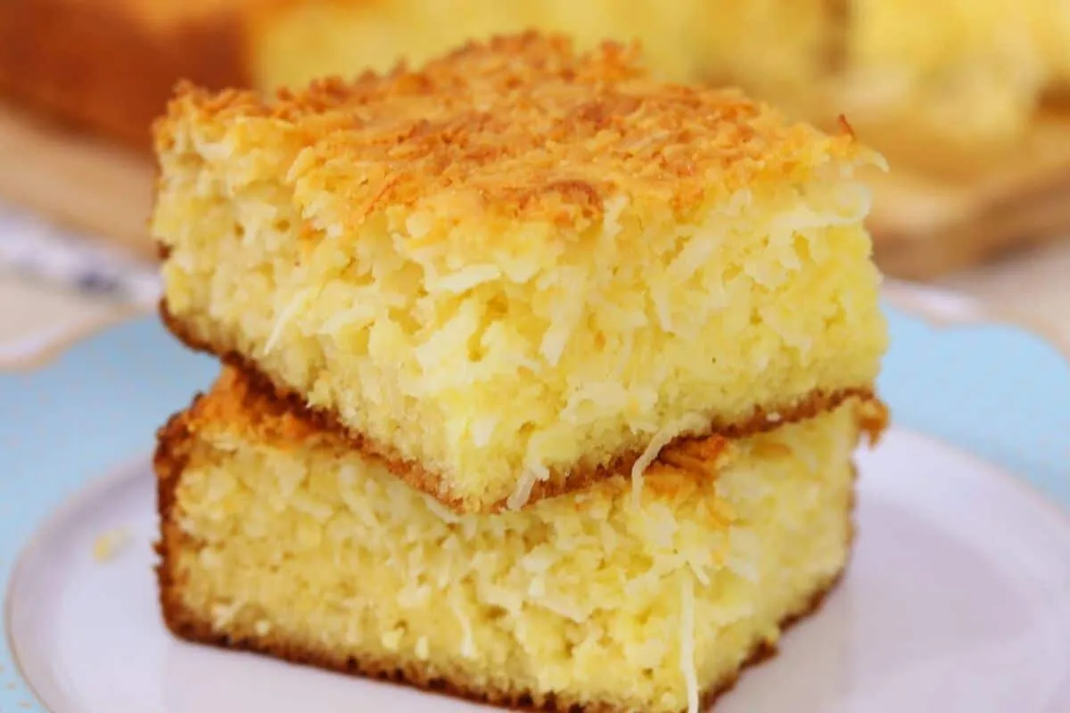Queijadinha de assadeira úmida e saborosa, receita fácil que rende várias fatias