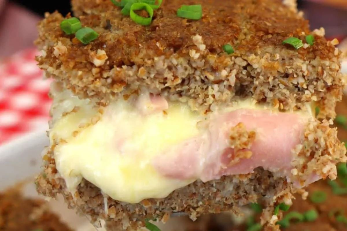Quibe de forno recheado super macio e úmido com muito requeijão: receita fácil que rende muito