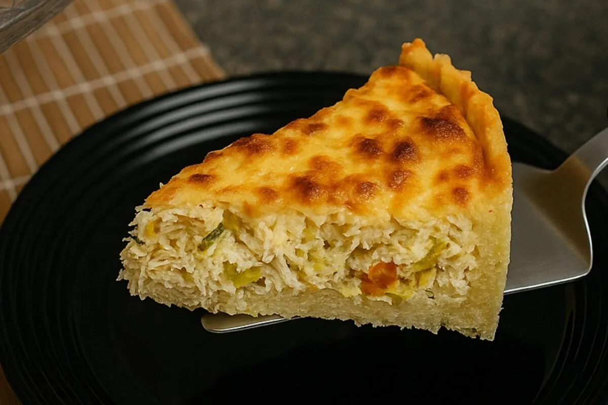 Quiche de alho-poró e frango: uma opção irresistível com um toque de cebola e salsa