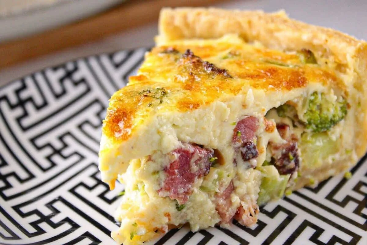 Quiche de brócolis: o lanche perfeito com bacon que desmancha na boca de tão gostoso que fica
