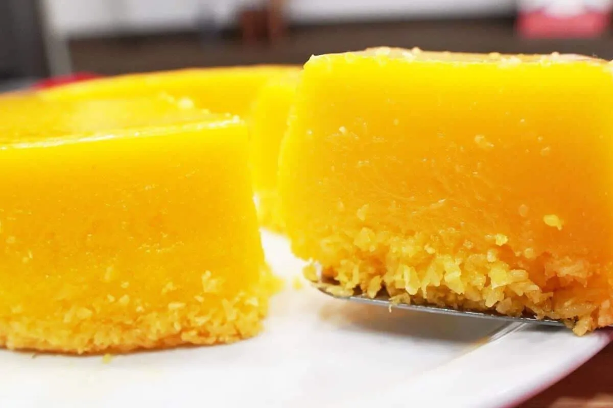 Quindim de forno uma versão tamanho família do docinho de padaria preferido de muita gente