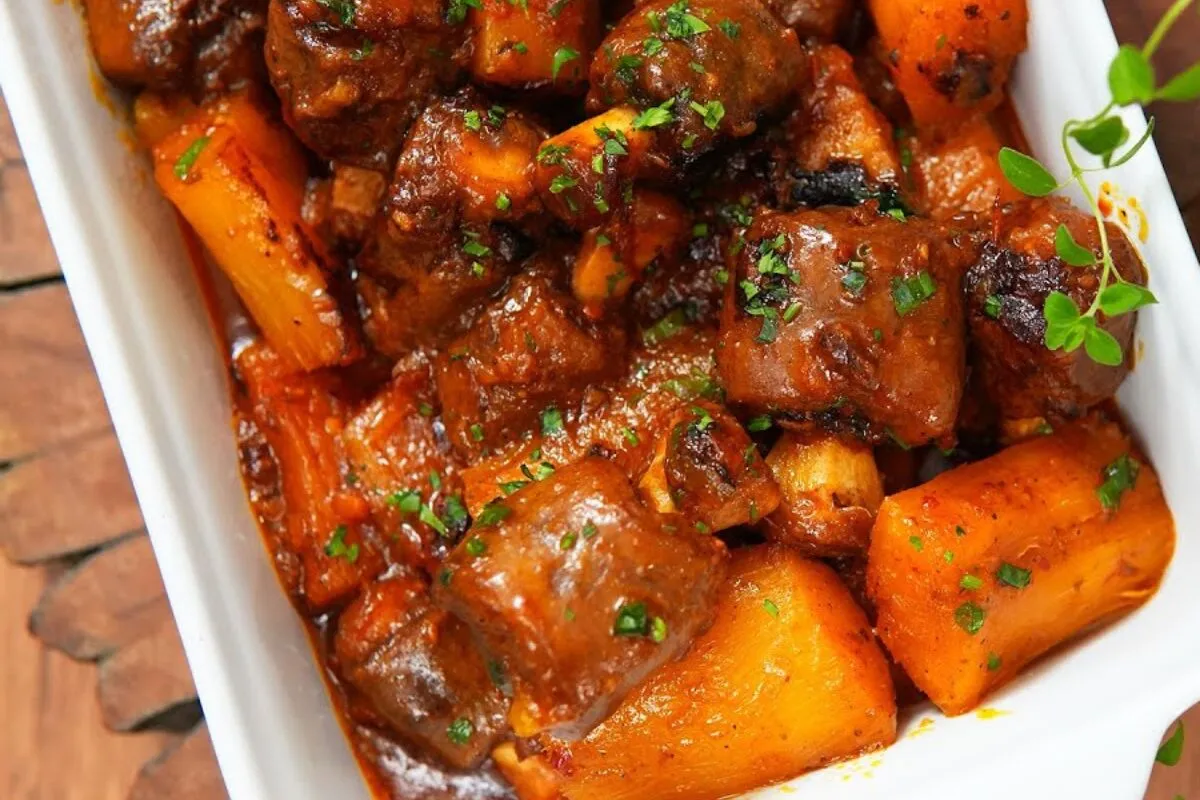 Rabada com mandioca bem temperada, prato tradicional e cheio de sabor