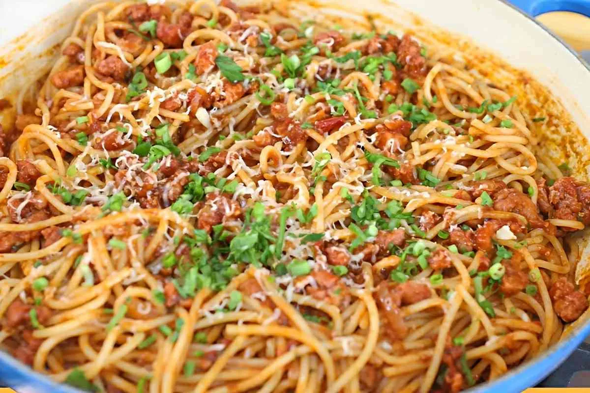 Ragú de linguiça com espaguete uma receita de macarronada deliciosa para o seu almoço