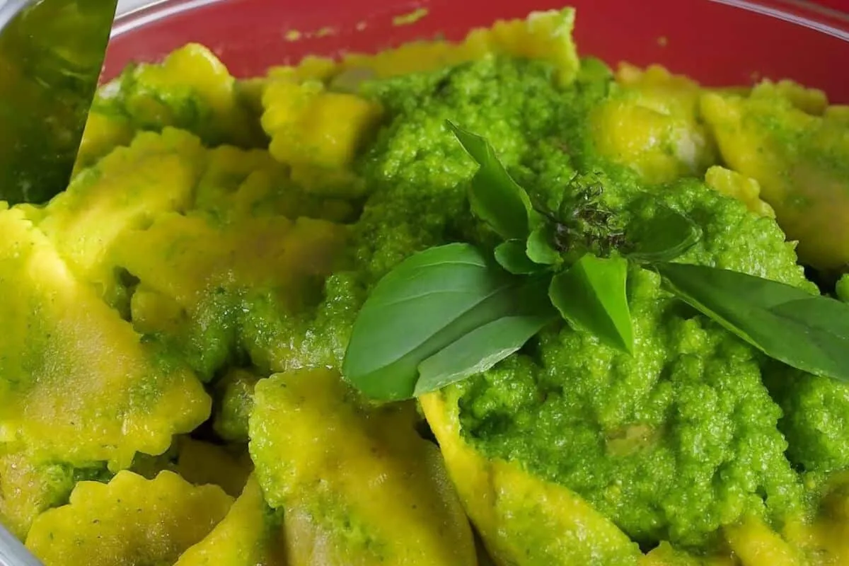 Ravioli com pesto de brócolis simples e delicioso para um almoço leve e saboroso