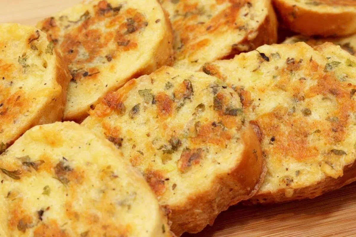 Receita com pão amanhecido para o café da manhã ou lanche da tarde