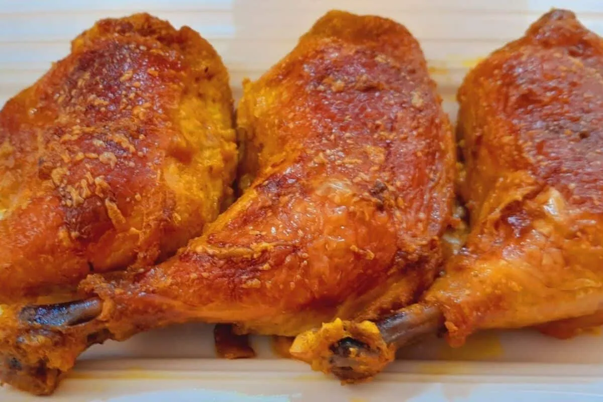 Receita de almoço de domingo: frango assado na maionese suculento e com casquinha crocante