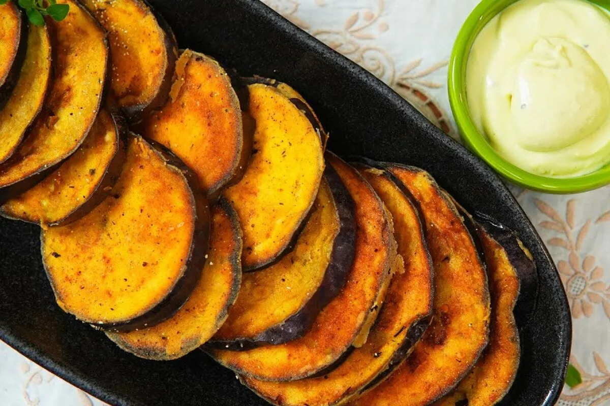 Receita de berinjela crocante e sequinha por fora, perfeita para servir como acompanhamento ou petisco