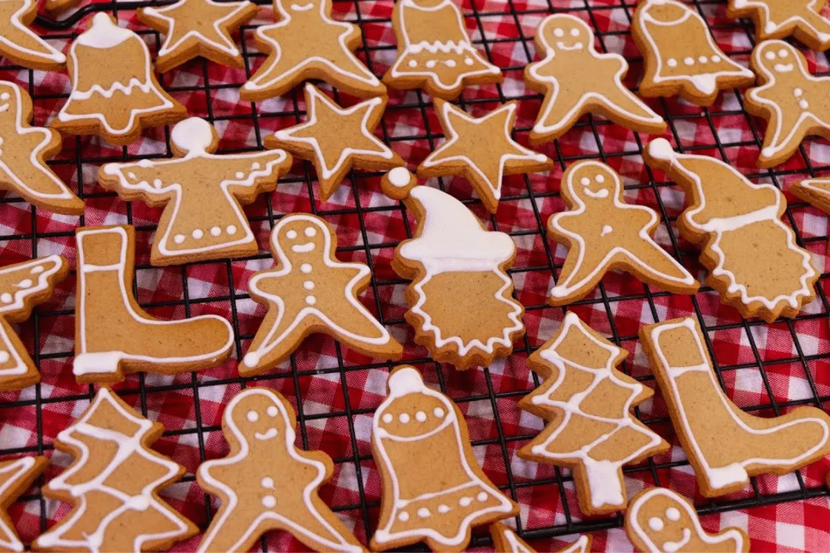 Receita de biscoitinho de natal muito fácil que até criança consegue fazer