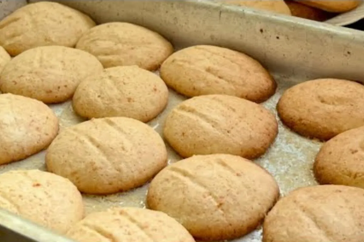 Receita de bolacha caseira crocante que derrete na boca, ideal para acompanhar um café quentinho