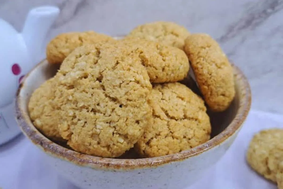 Receita de bolachinha de coco que desmancha na boca feita com aveia e sem farinha de trigo