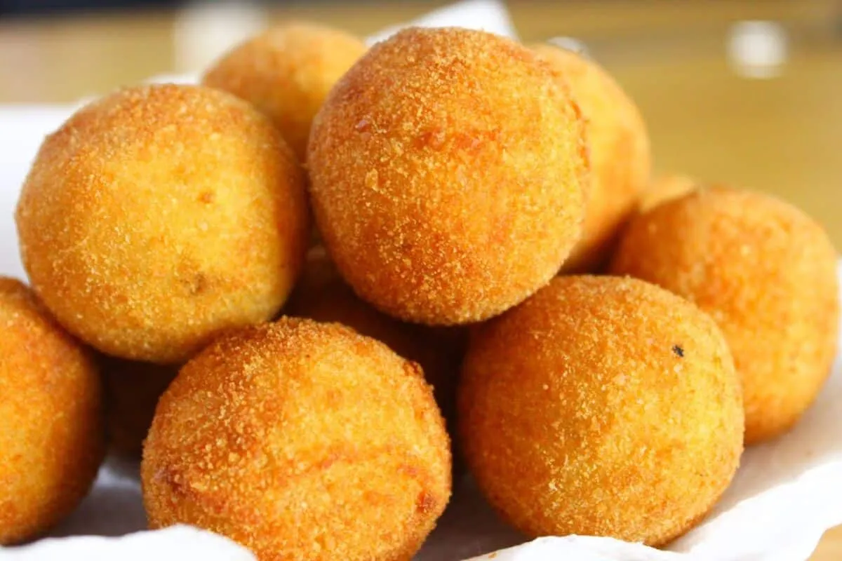 Receita de bolinha de queijo sem massa que você vai adorar e não encharca de óleo