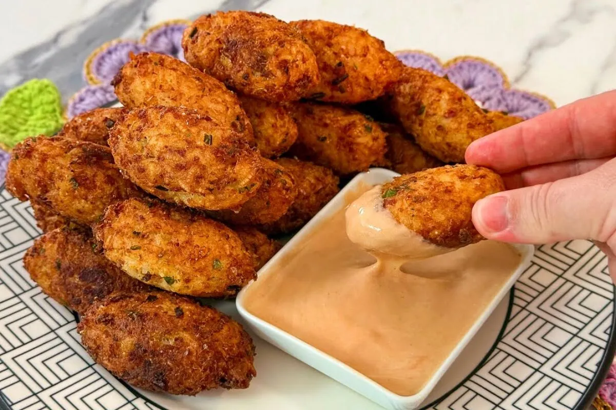 Receita de bolinho de arroz recheado que é gostoso demais para comer um só