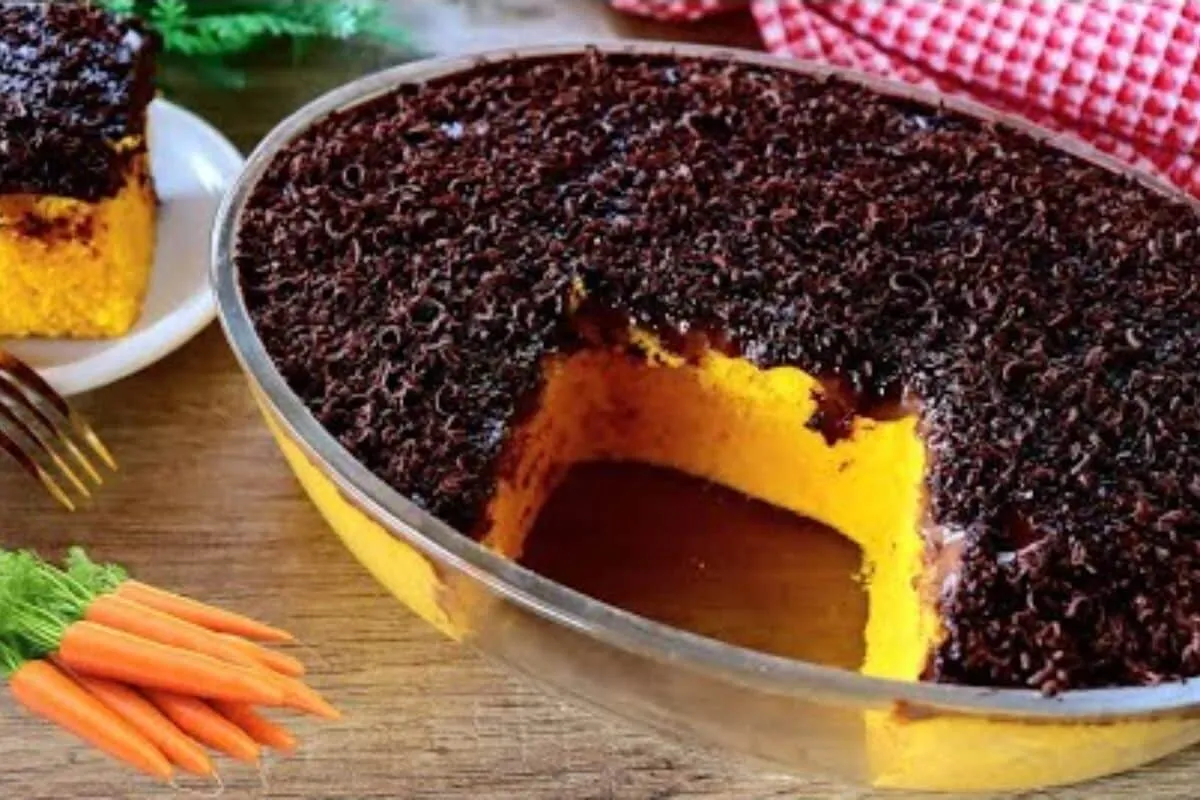 Receita de bolo de cenoura perfeito feito em 8 minutos para economizar gás e tempo no seu dia a dia