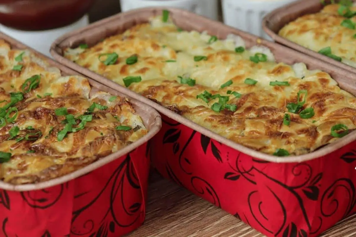 Receita de bolo salgado diferente e molhadinho por dentro com um sabor surpreendente