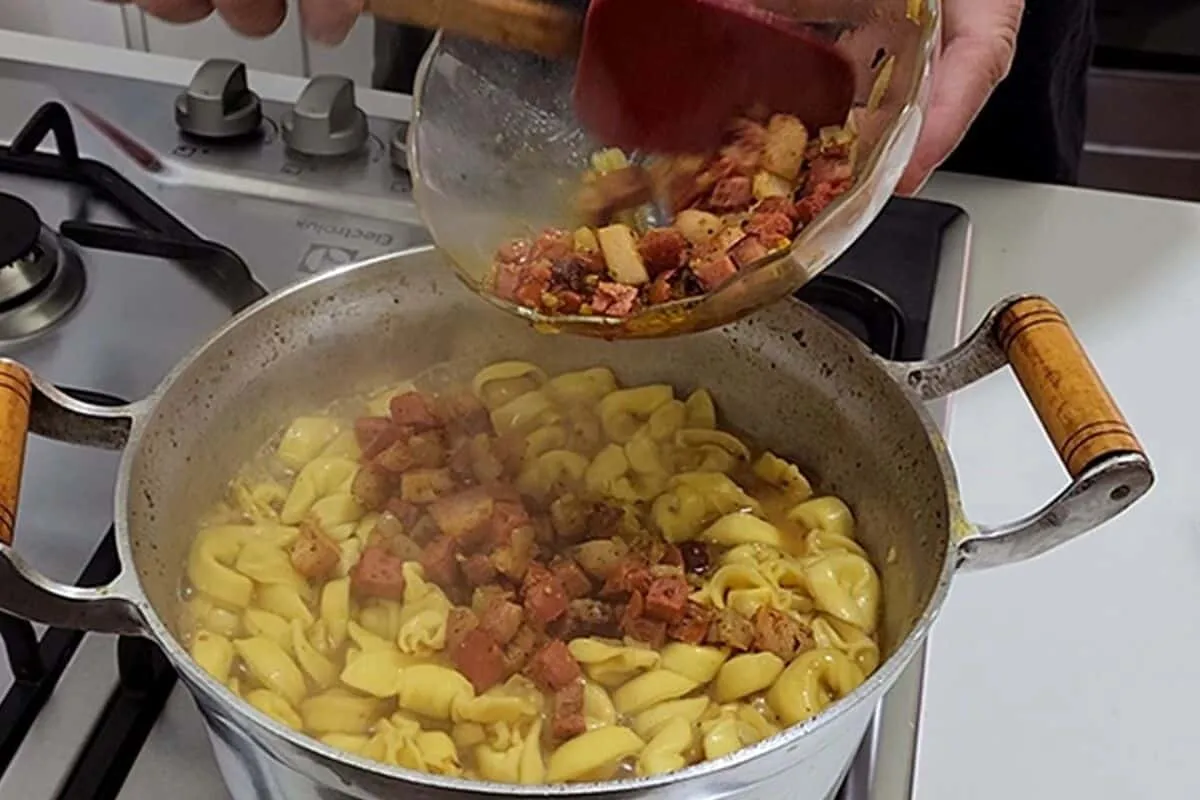 Receita de capeletti, uma massa caseira deliciosa e suculenta que vai deixar todos com água na boca