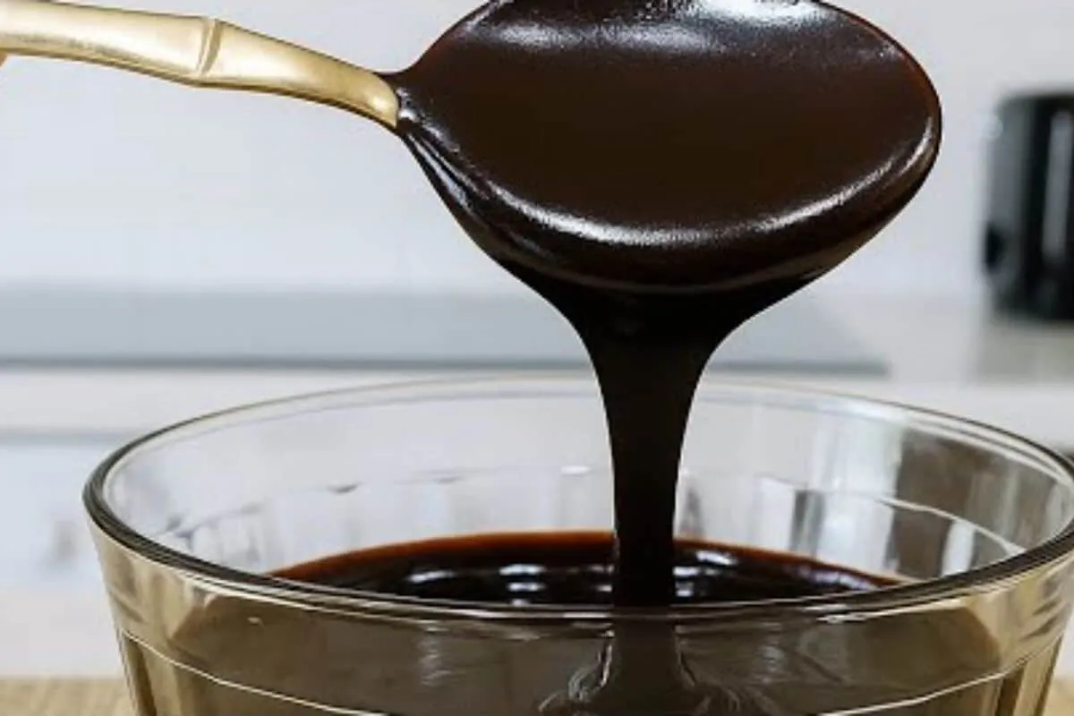 Receita de cobertura de chocolate muito cremosa e fácil de fazer