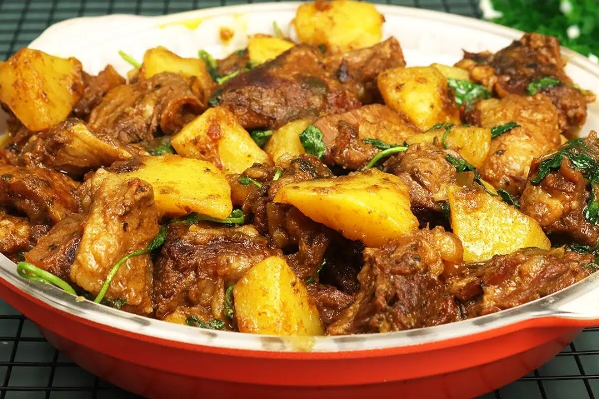 Receita de costela na panela de pressão: super suculenta e desmanchando e soltando do osso