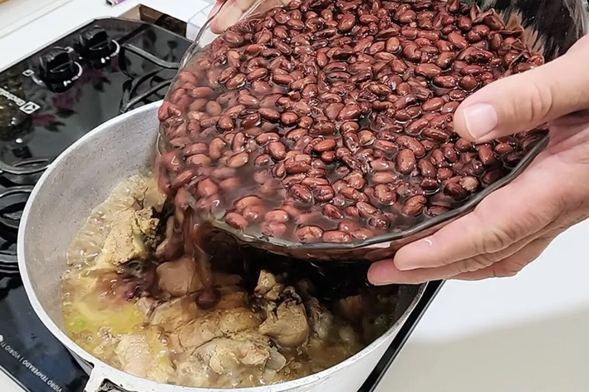 Receita de feijão com costelinha de porco que fica maravilhoso para o almoço de domingo