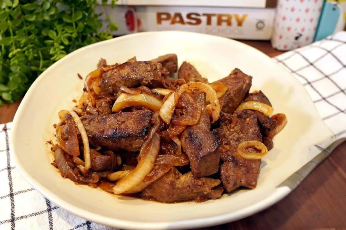 Receita de fígado acebolado que fica saboroso e não fica muito engordurado