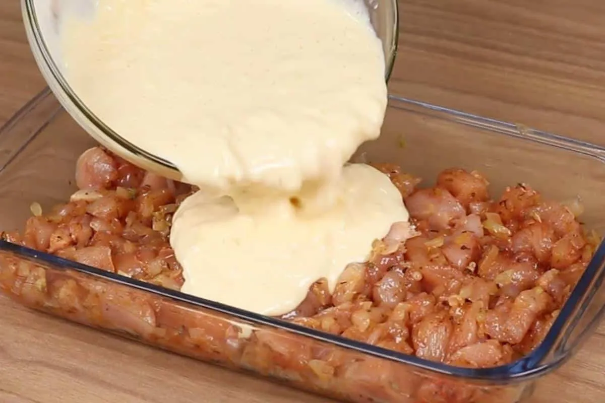Receita de frango ao forno muito simples fica pronta em poucos minutos
