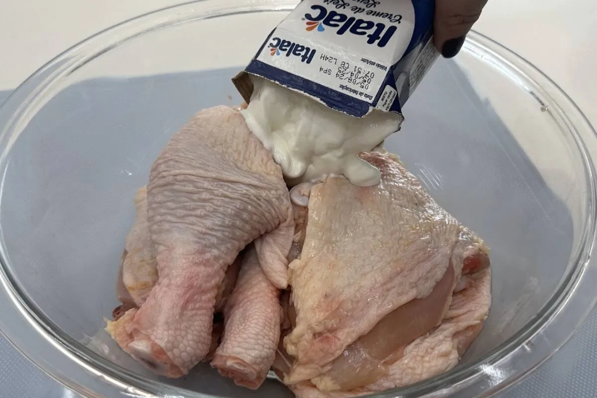 Receita de frango assado com creme de leite: sugestão perfeita para servir no final de semana