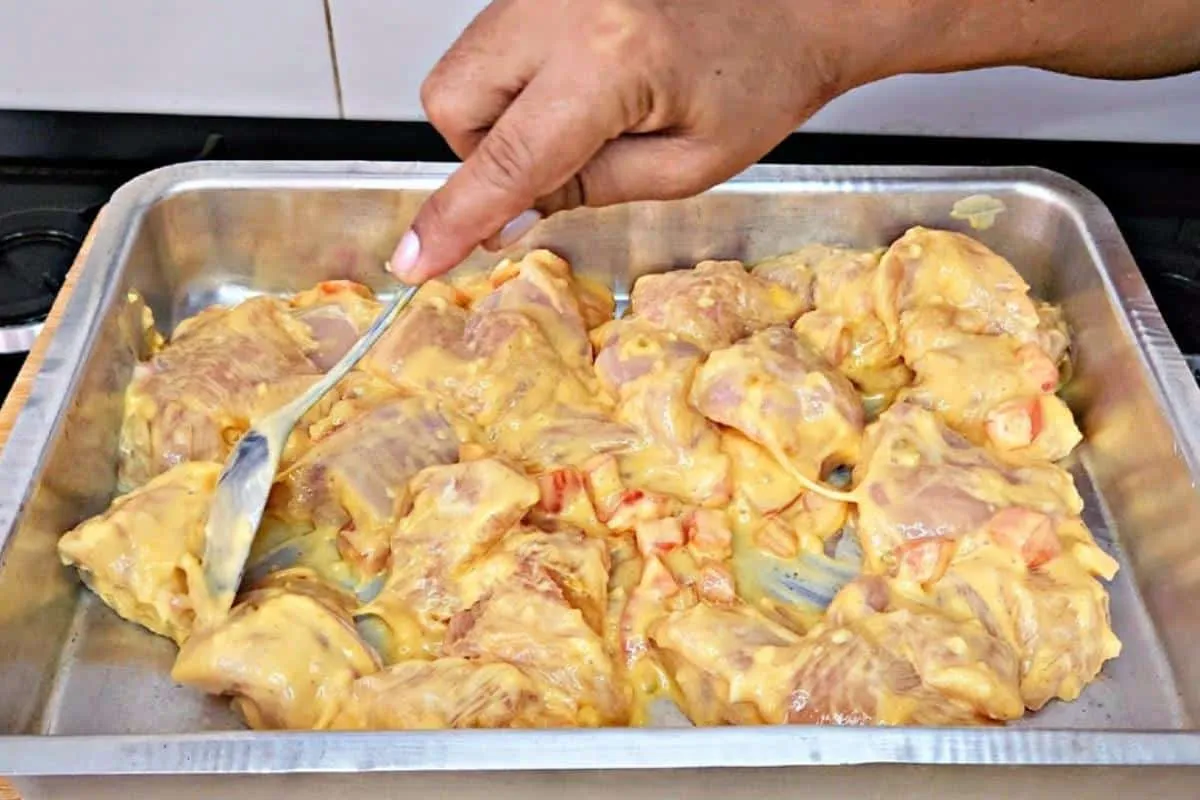 Receita de frango assado esse é o melhor jeito de fazer para não secar e ficar suculento