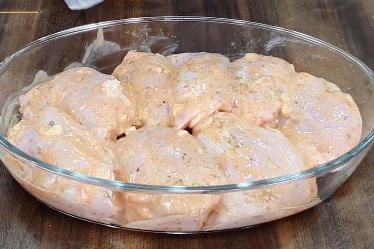 Receita de frango assado na maionese que vai muito bem em qualquer dia da semana