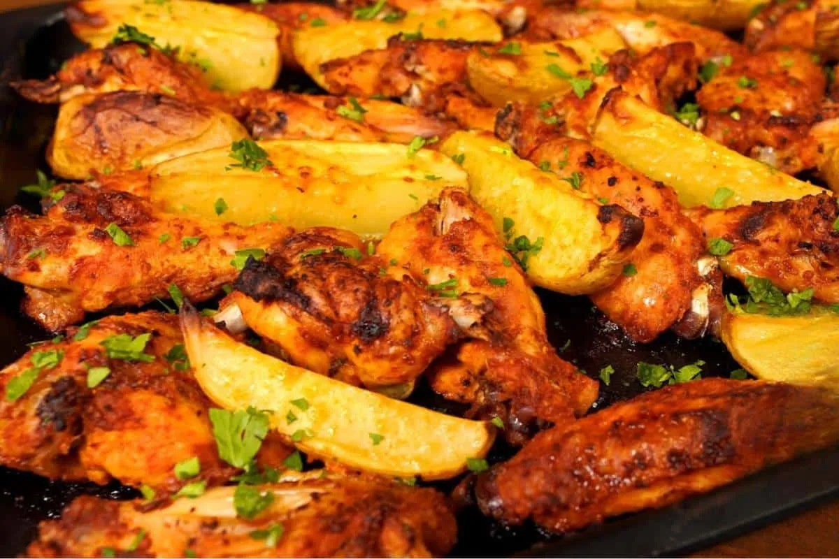 Receita de frango assado no forno para reunir a família no almoço de domingo