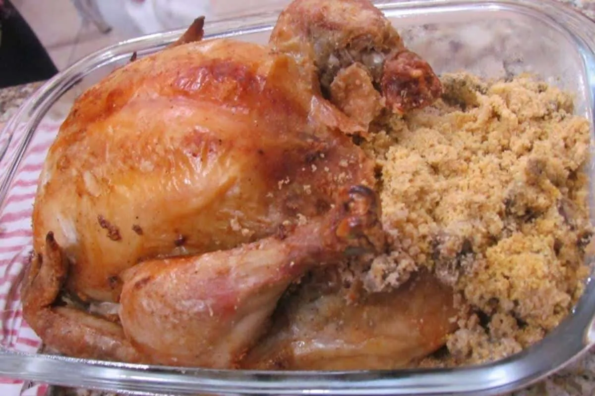 Receita de frango assado recheado igual de padaria para servir na sua ceia de natal
