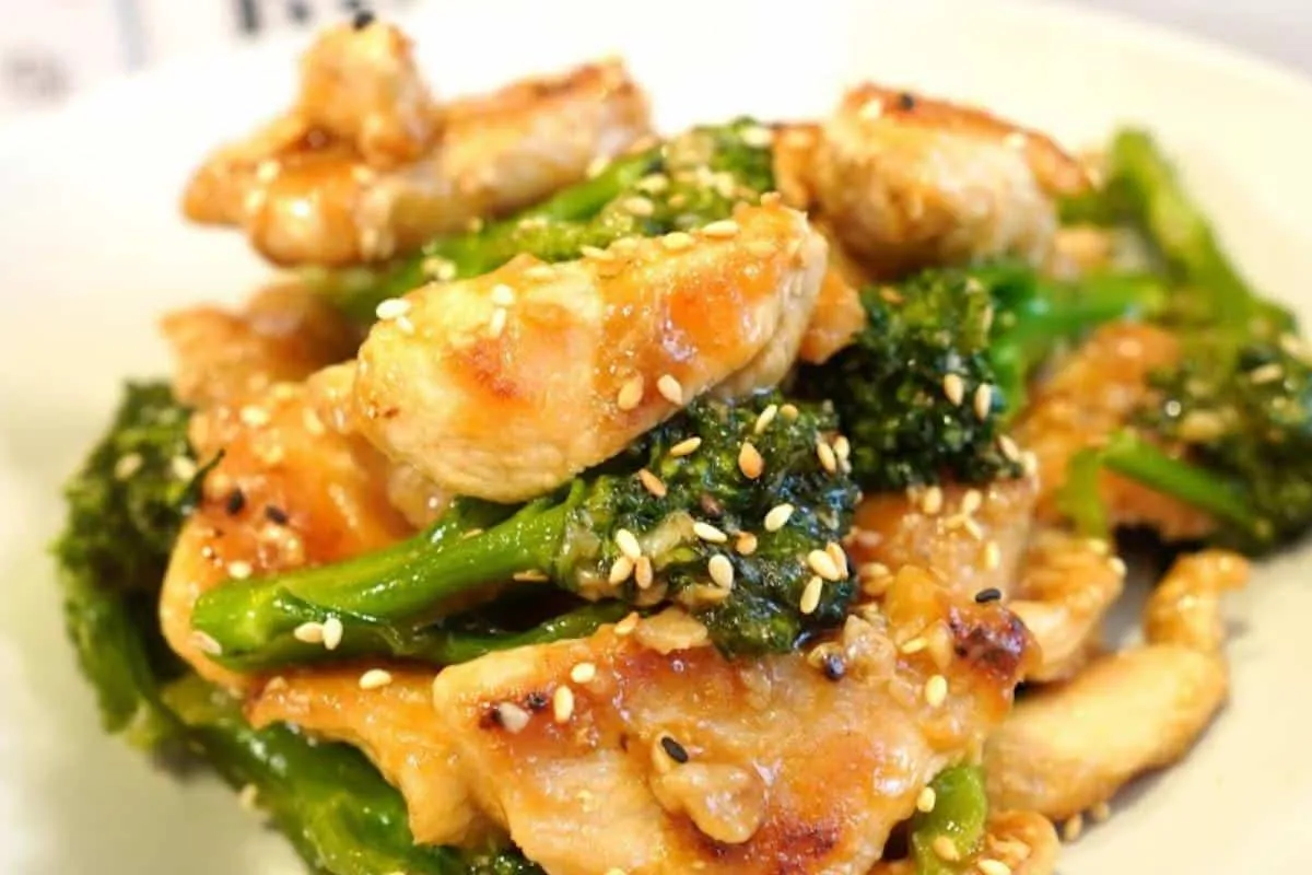 Receita de frango oriental com brócolis que é uma delícia em qualquer dia da semana