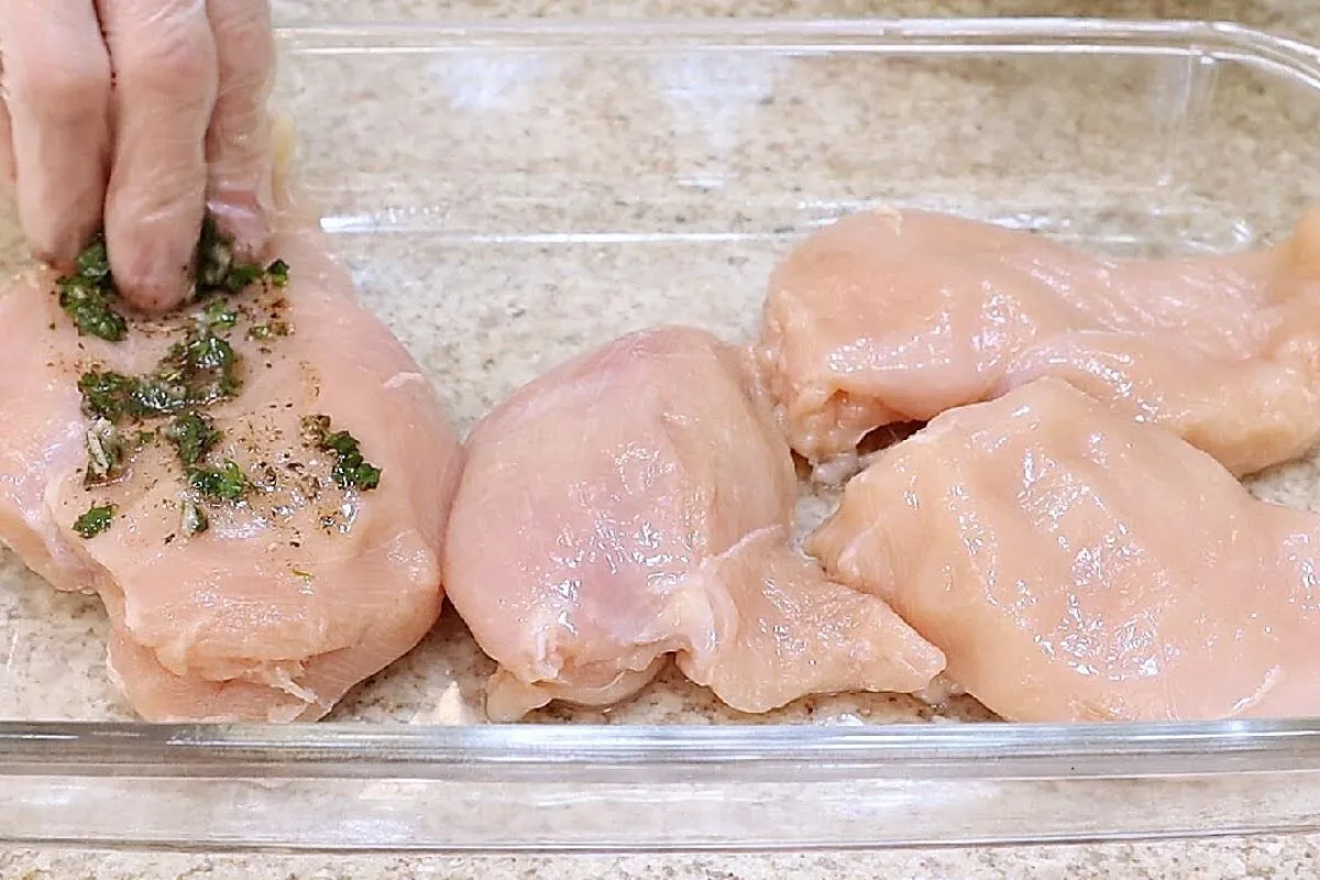 Receita de frango recheado para o almoço muito fácil que fica bem suculento e macio