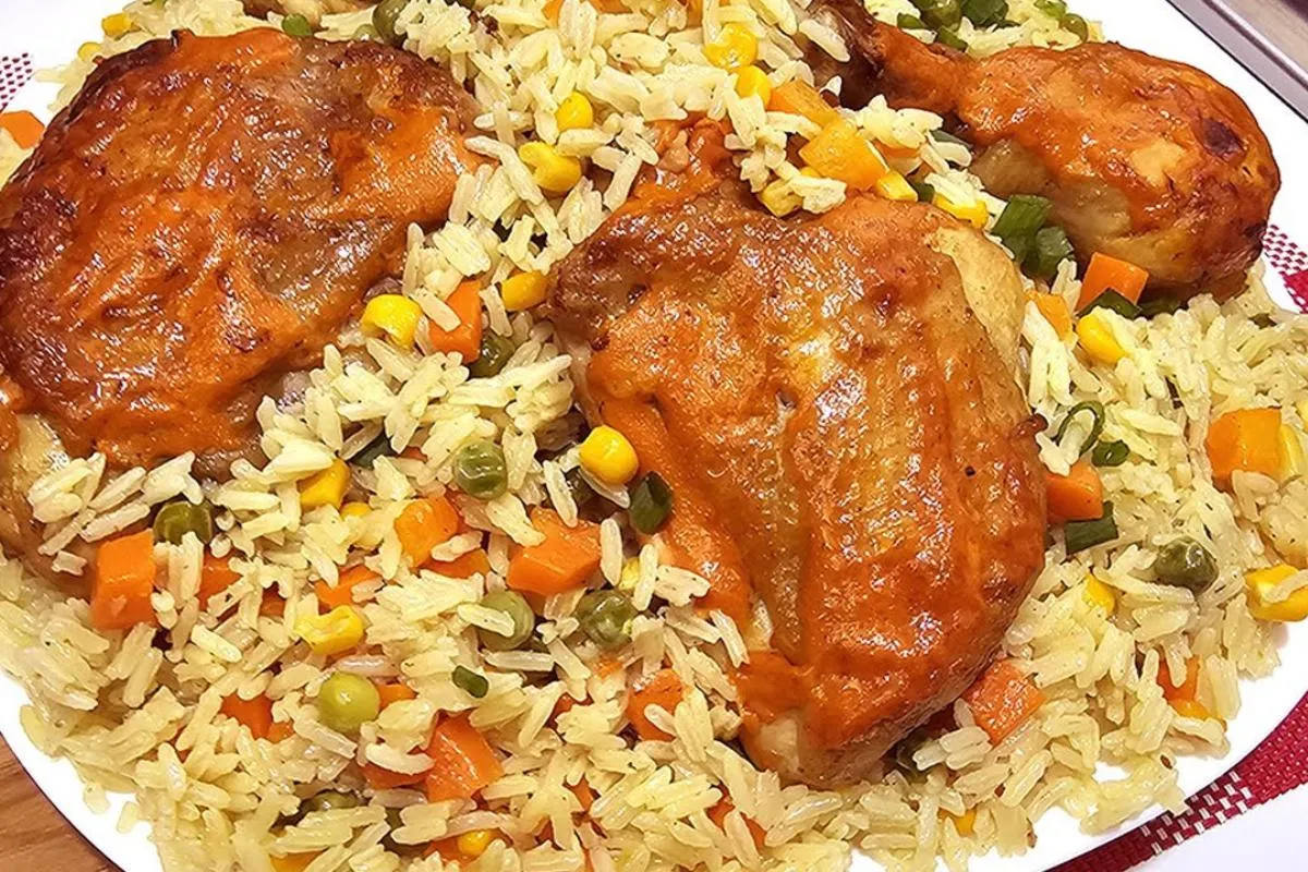 Receita de galinhada caseira com frango assado que fica uma maravilha