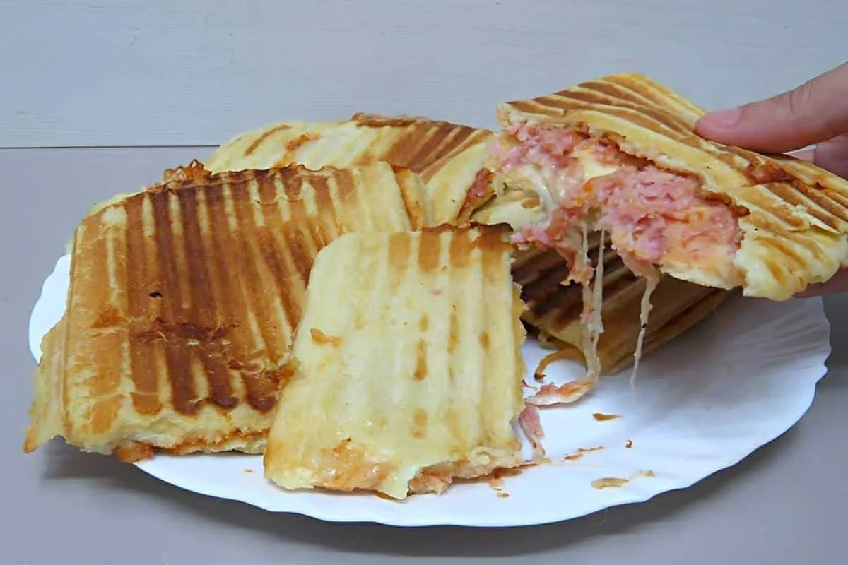 Receita de lanche feito na sanduicheira para você substituir o pão francês