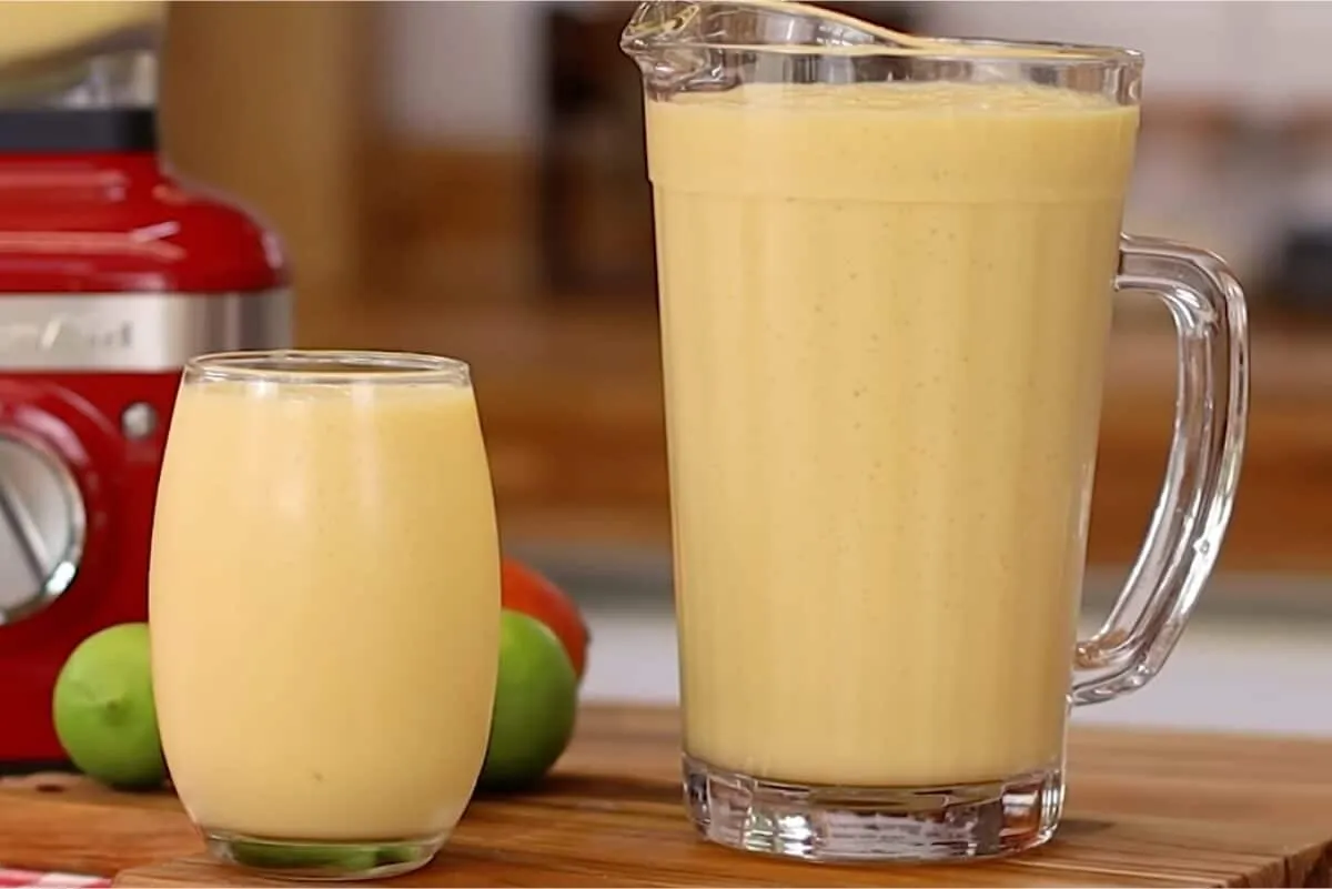 Receita de limonada alemã cremosa e refrescante, feita com o limão inteiro para um sabor surpreendente