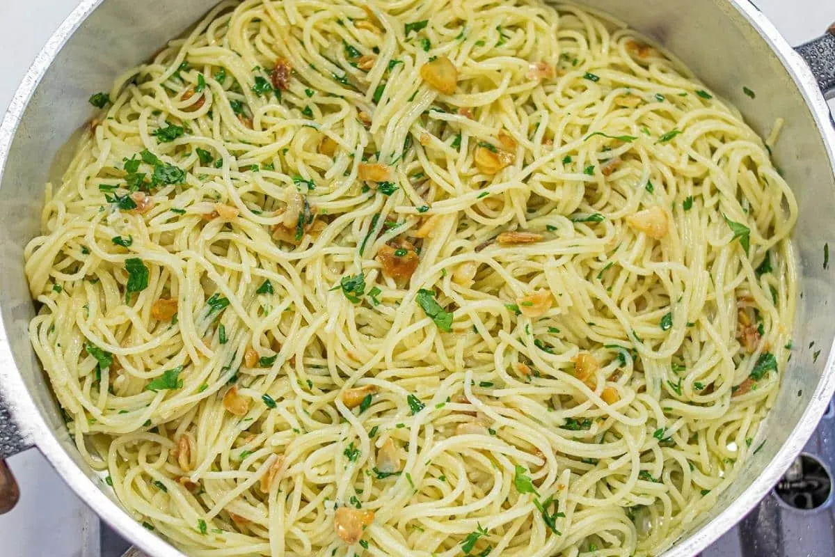 Receita de macarrão alho e óleo soltinho e cremoso para fazer ainda hoje no almoço