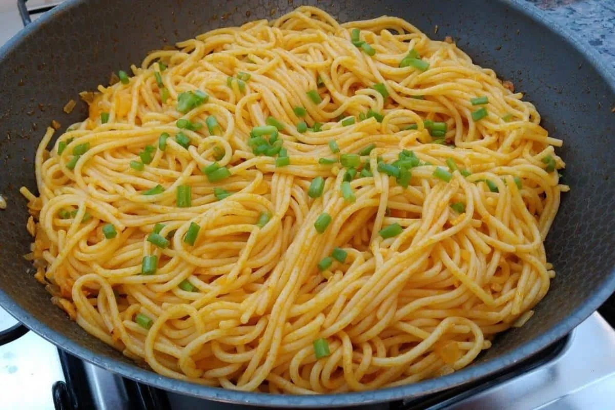 Receita de macarrão na manteiga que fica muito saboroso e não gruda
