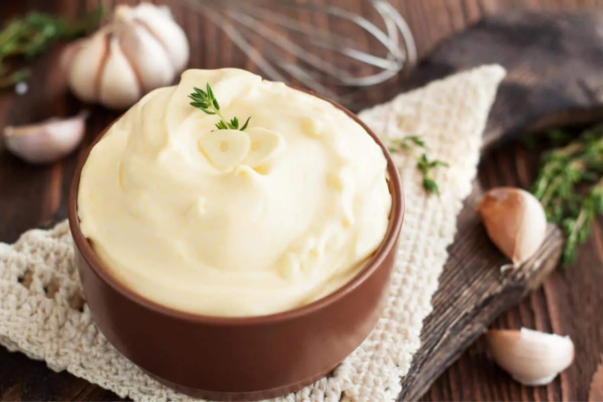 Receita de maionese caseira de alho bem cremoso para acompanhar seu churrasco