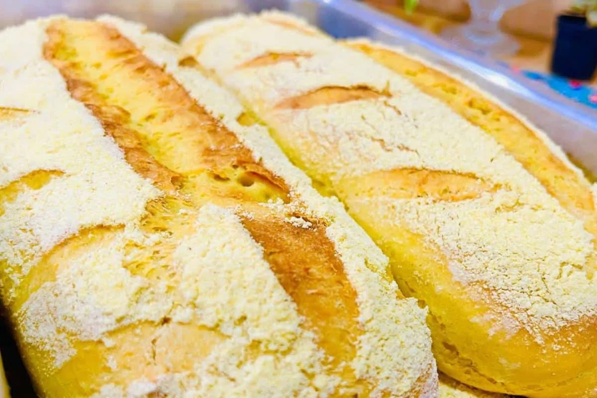 Receita de pão caseiro de milho fofinho e saboroso para servir no café da tarde