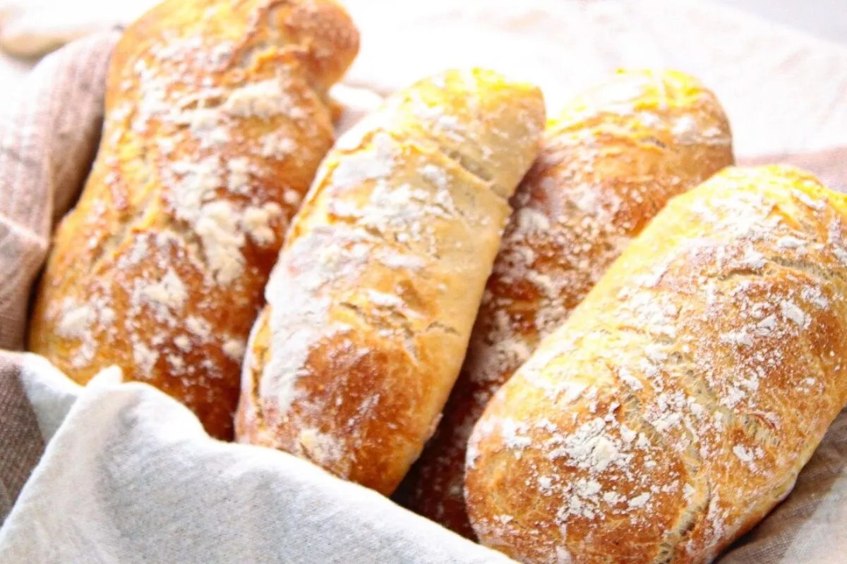 Receita de pão ciabatta sem sovar: crocante por fora e super macio por dentro